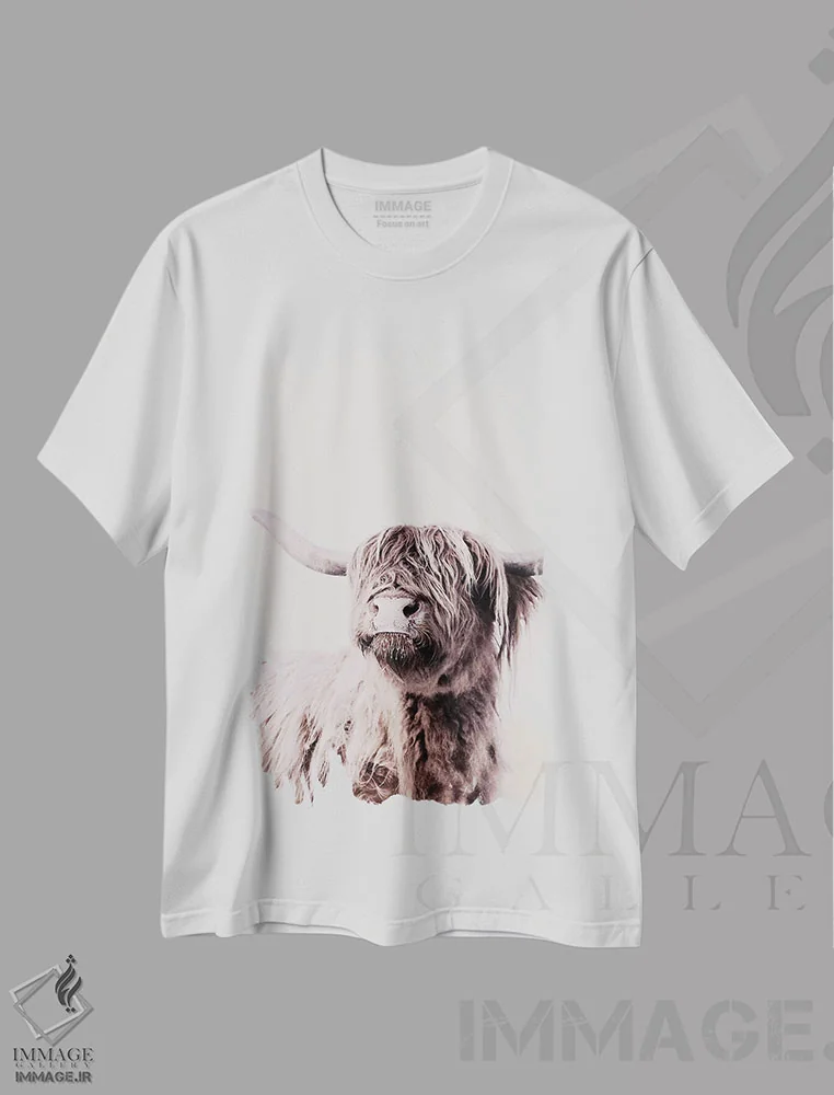 تیشرت سفید طرح دار گاو کوهستانی فریدا، دکور روستایی اثر مونیکا استریگل | فروشگاه ایماژ