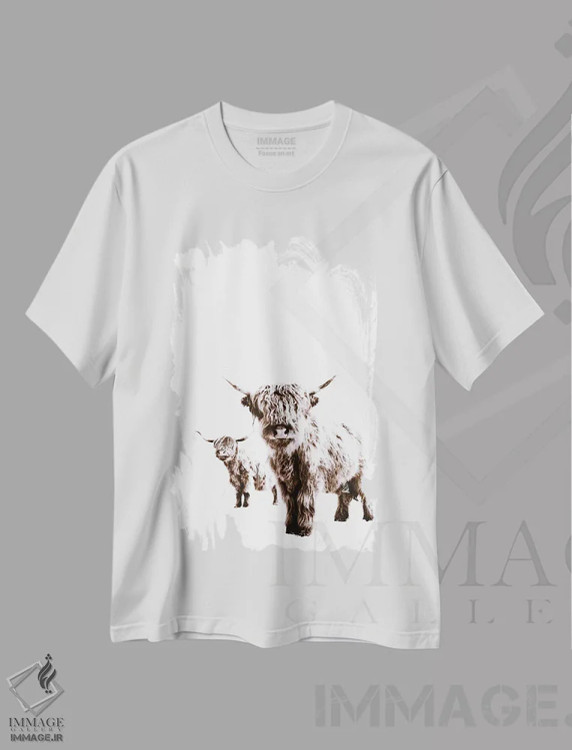 تیشرت سفید طرح دار گاوهای کوهستانی لولو و سارا، دکور روستایی اثر مونیکا استریگل | immage.ir
