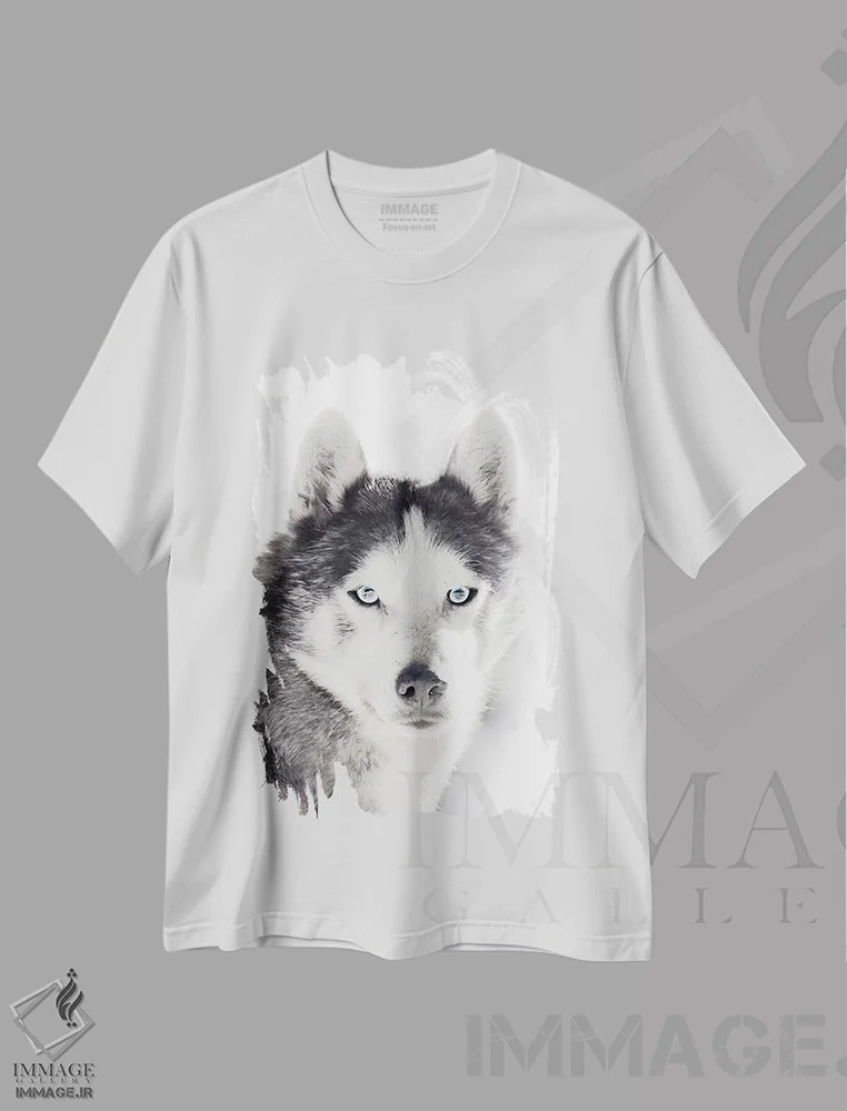 تیشرت سفید طرح دار پرتره هاسکی، دکور کلبه و لژ اثر مونیکا استریگل | immage.ir