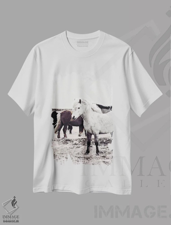 تیشرت سفید طرح دار اسب ایسلندی بیارمی، دکور روستایی اثر مونیکا استریگل | immage.ir