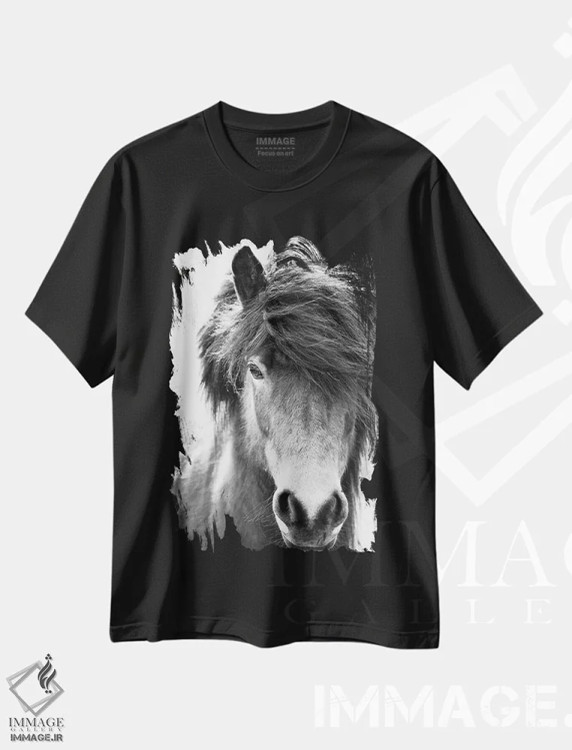 تیشرت مشکی طرح دار اسب ایسلندی بلاستور، عکاسی سیاه و سفید اثر مونیکا استریگل | immage.ir