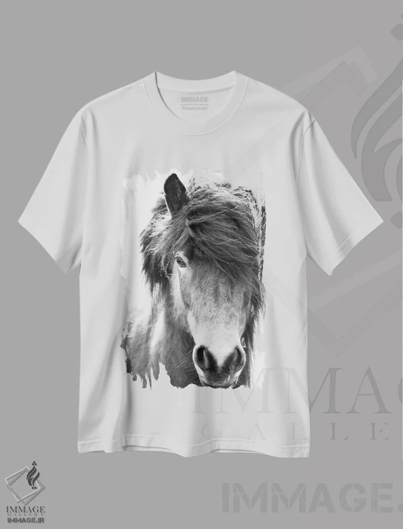 تیشرت سفید طرح دار اسب ایسلندی بلاستور، عکاسی سیاه و سفید اثر مونیکا استریگل | فروشگاه ایماژ