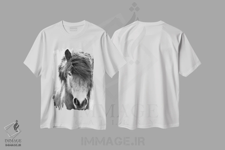 تیشرت سفید طرح دار اسب ایسلندی بلاستور، عکاسی سیاه و سفید اثر مونیکا استریگل | فروشگاه ایماژ