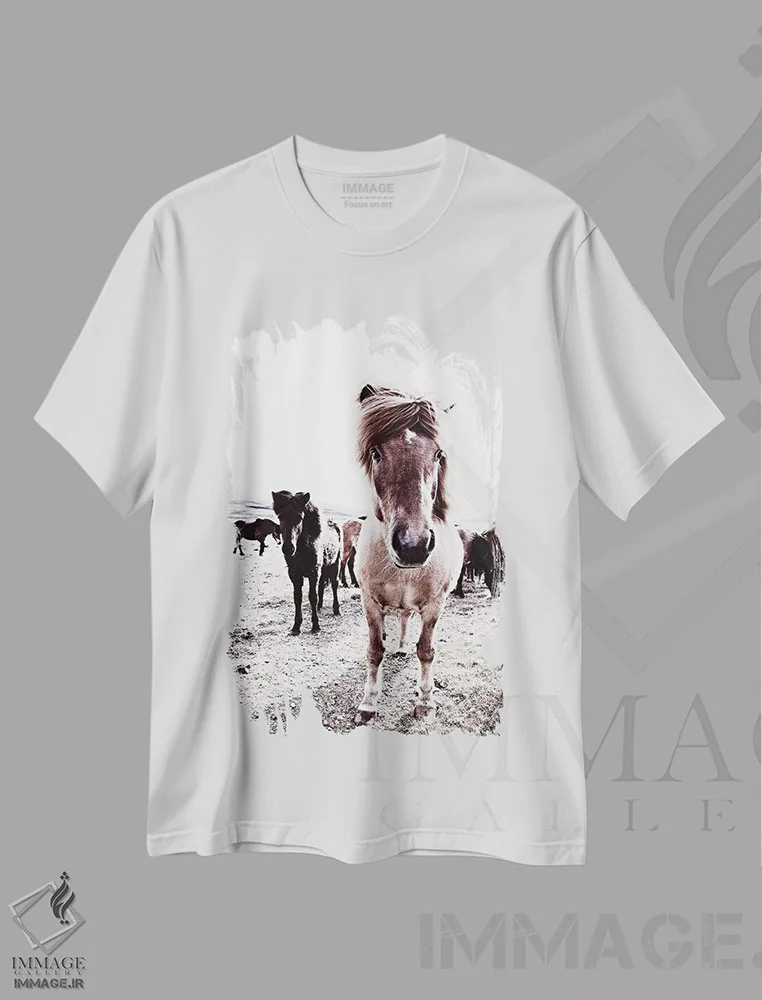 تیشرت سفید طرح دار اسب ایسلندی ریکا، دکور روستایی اثر مونیکا استریگل | فروشگاه ایماژ