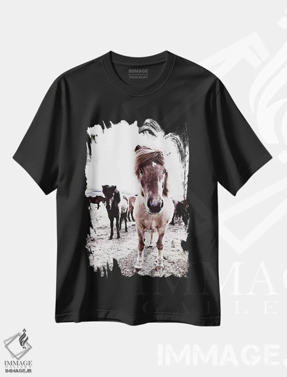 تیشرت مشکی طرح دار اسب ایسلندی ریکا، دکور روستایی اثر مونیکا استریگل | immage.ir