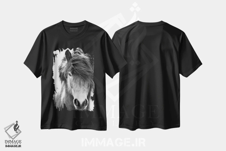 تیشرت مشکی طرح دار اسب ایسلندی بلاستور، عکاسی سیاه و سفید اثر مونیکا استریگل | immage.ir