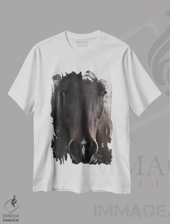 تیشرت سفید طرح دار اسب تیره، دکور روستایی اثر مونیکا استریگل | immage.ir