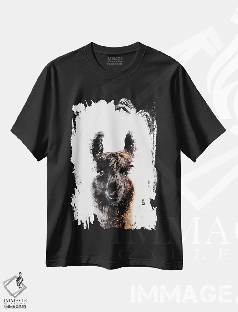 تیشرت مشکی طرح دار لاما جورج، دکور روستایی اثر مونیکا استریگل | immage.ir