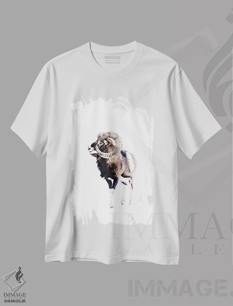 تیشرت سفید طرح دار قوچ موفلون سفید، دکور کلبه و لژ اثر مونیکا استریگل | immage.ir