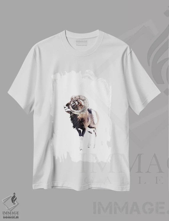 تیشرت سفید طرح دار قوچ موفلون سفید، دکور کلبه و لژ اثر مونیکا استریگل | immage.ir