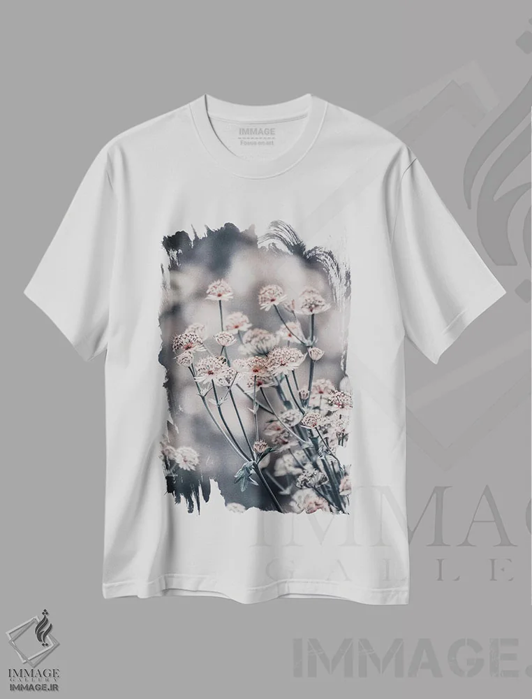 تیشرت سفید طرح دار باغ اسرارآمیز آبی IIA، دکور روستایی اثر مونیکا استریگل | immage.ir