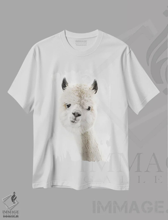 تیشرت سفید طرح دار آلپاکای کنجکاو، دکور روستایی اثر مونیکا استریگل | immage.ir