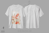 تیشرت سفید طرح دار گل های شقایق هلوئی، تزئینی اثر مونیکا استریگل | فروشگاه ایماژ