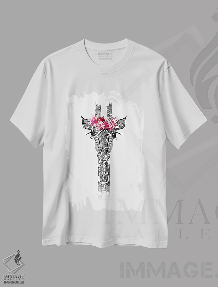 تیشرت سفید طرح دار دختر گل آرا با زرافه، دکور بوهمی اثر مونیکا استریگل | فروشگاه ایماژ