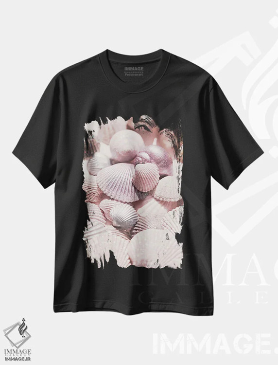 تیشرت مشکی طرح دار صدف و اکلیل، دکور ساحلی اثر مونیکا استریگل | فروشگاه ایماژ