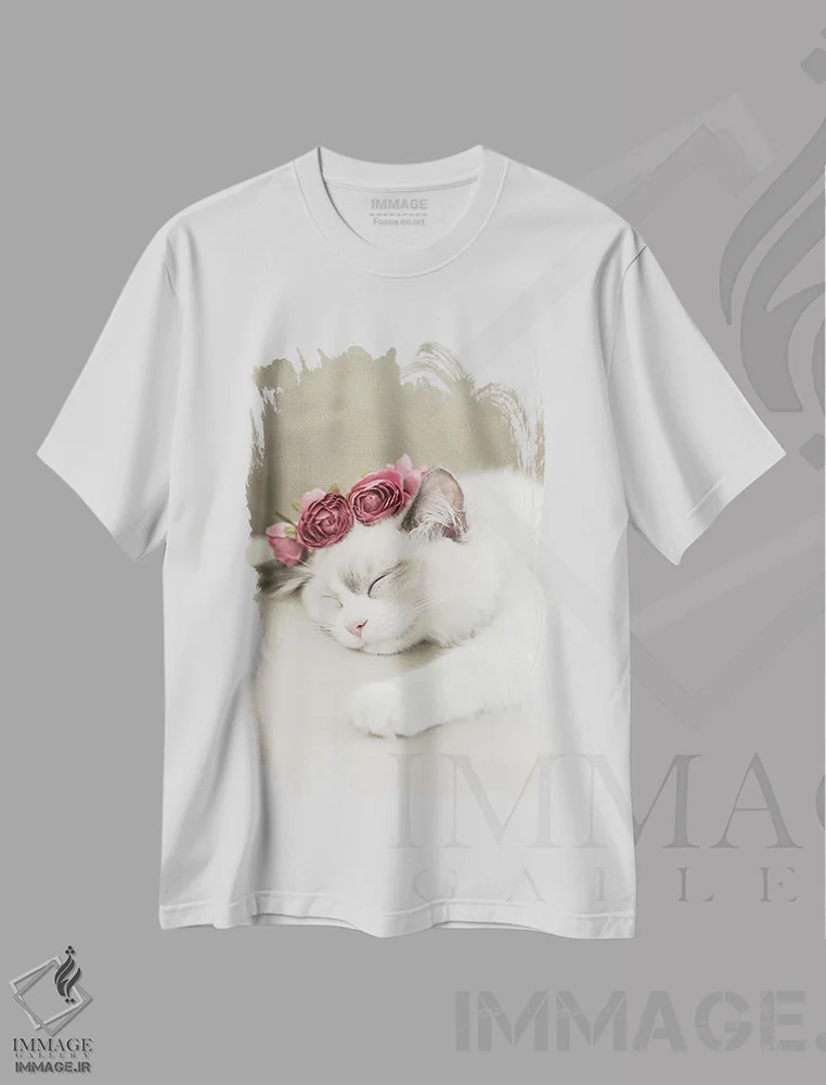 تیشرت سفید طرح دار گربه خواب آلود، تزئینی اثر مونیکا استریگل | immage.ir