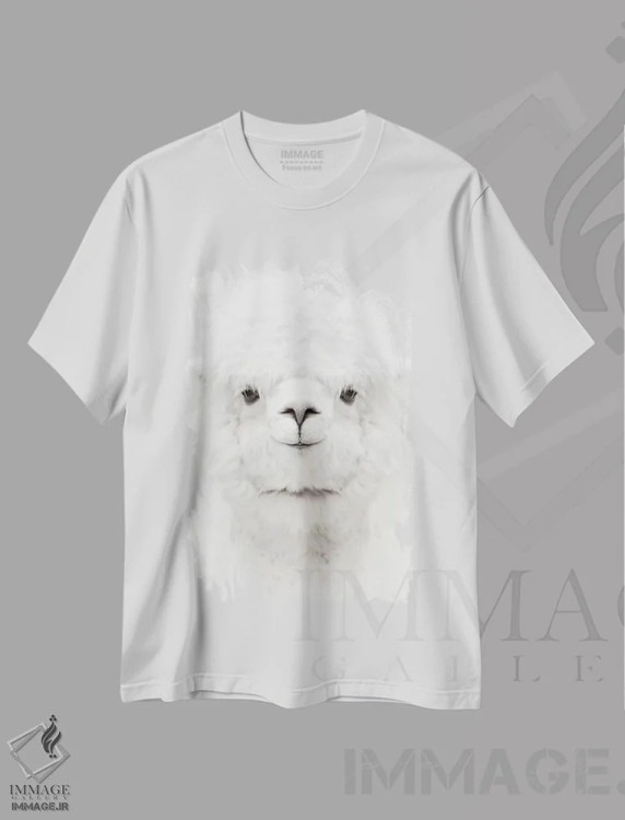 تیشرت سفید طرح دار آلپاکای خندان، دکور روستایی اثر مونیکا استریگل | فروشگاه ایماژ