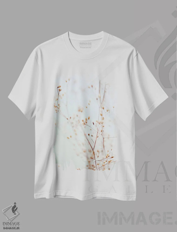 تیشرت سفید طرح دار گل های وحشی، تزئینی اثر مونیکا استریگل | immage.ir