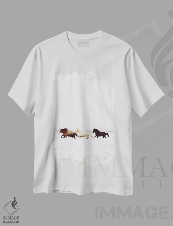 تیشرت سفید طرح دار اسب های وحشی ایسلند VIII، دکور کلبه و لژ اثر مونیکا استریگل | immage.ir