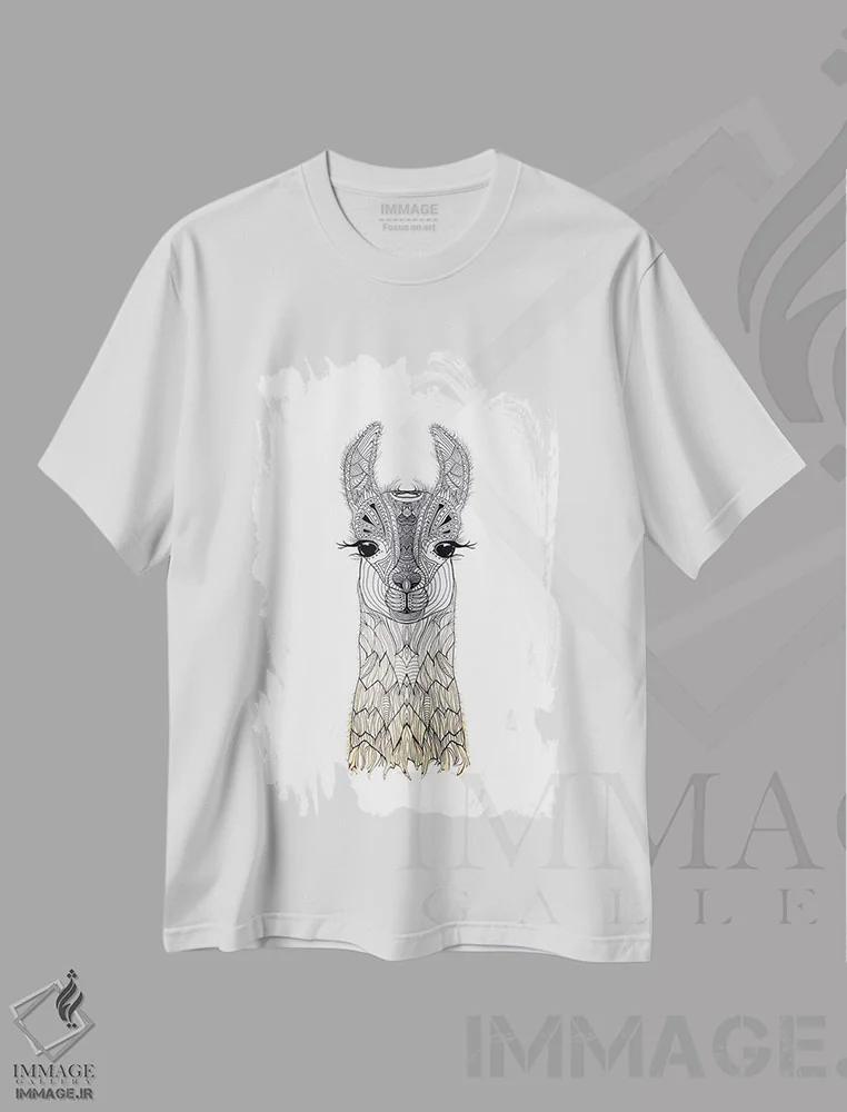 تیشرت سفید طرح دار بچه لاما، دکور بوهمی اثر مونیکا استریگل | immage.ir