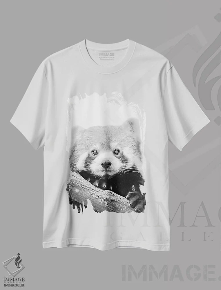 تیشرت سفید طرح دار پاندای قرمز کوچک، هنر تزئینی سیاه و سفید اثر مونیکا استریگل | فروشگاه ایماژ
