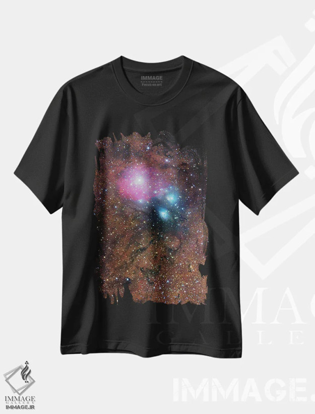 تیشرت مشکی طرح دار سحابی پیچیده در صورت فلکی قوس، مدیوم اثر رابرت گندلر | فروشگاه ایماژ