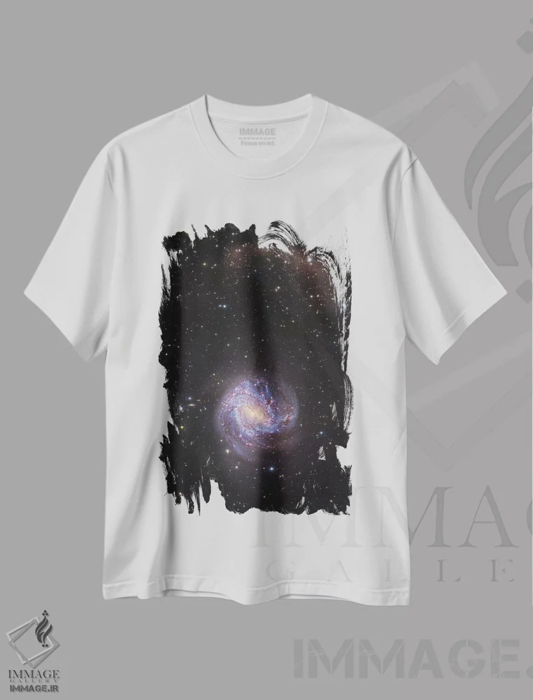 تیشرت سفید طرح دار ام۸۳، کهکشان مارپیچی در مار ابی دوم، مدیوم اثر رابرت گندلر | immage.ir