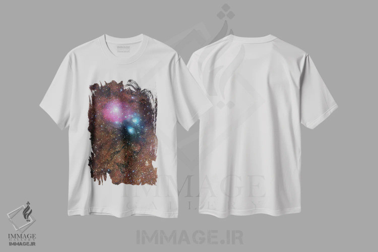 تیشرت سفید طرح دار سحابی پیچیده در صورت فلکی قوس، مدیوم اثر رابرت گندلر | immage.ir