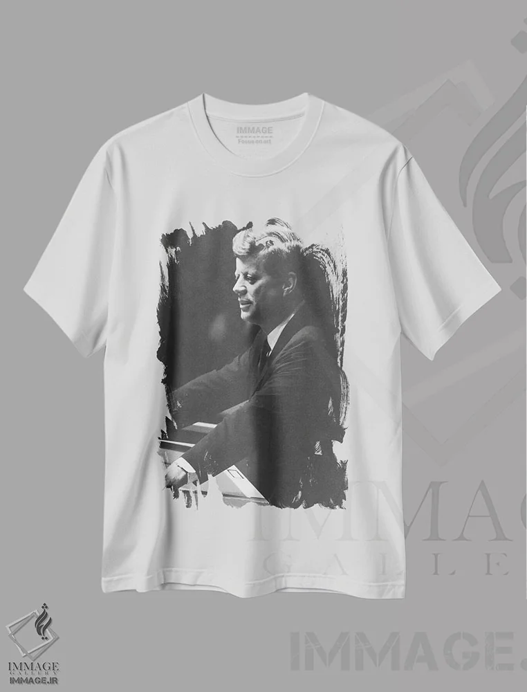 تیشرت سفید طرح دار جان اف کندی، تزئینی اثر ناشناس | immage.ir