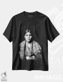 تیشرت مشکی طرح دار C1904,زن ناواهو، حدود ۱۹۰۴، تزئینی اثر ادوارد اس. کرتیس | فروشگاه ایماژ