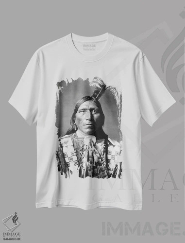 تیشرت سفید طرح دار C1907,مرد سرخپوست سو، حدود ۱۹۰۷، تزئینی اثر ادوارد اس. کرتیس | فروشگاه ایماژ