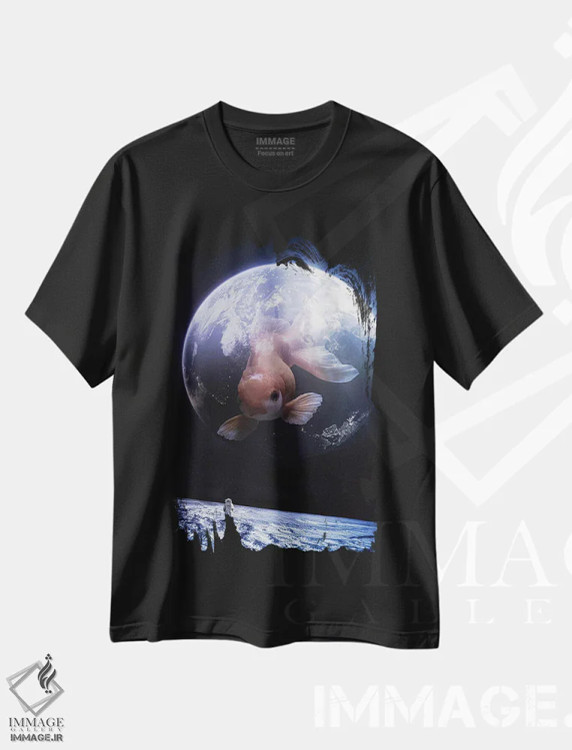 تیشرت مشکی طرح دار ماهی قرمز غول آسا در فضا با حباب زمین، عکاسی ترکیبی اثر جن زد | immage.ir