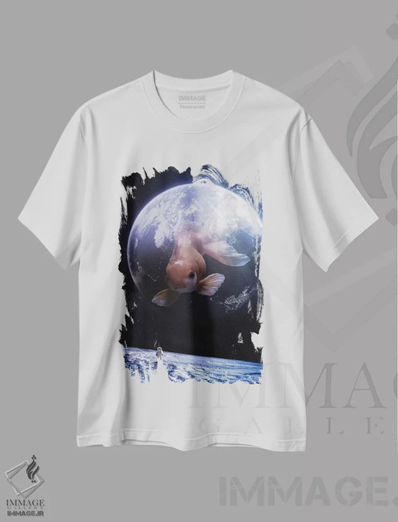 تیشرت سفید طرح دار ماهی قرمز غول آسا در فضا با حباب زمین، عکاسی ترکیبی اثر جن زد | فروشگاه ایماژ