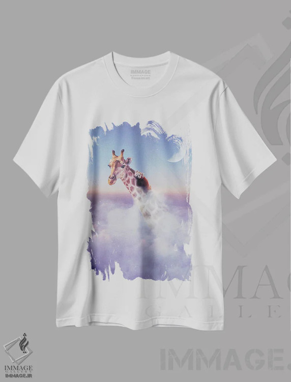تیشرت سفید طرح دار زرافه و پاندای سرخ در میان ابرها، عکاسی ترکیبی اثر جن زد | فروشگاه ایماژ