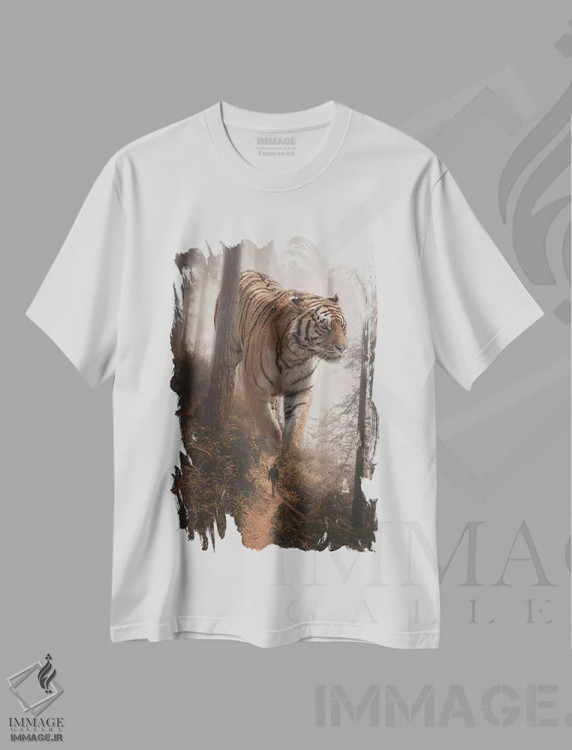 تیشرت سفید طرح دار ببر غول آسا در حال قدم زدن در جنگل، عکاسی ترکیبی اثر جن زد | immage.ir