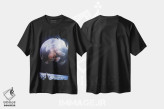 تیشرت مشکی طرح دار ماهی قرمز غول آسا در فضا با حباب زمین، عکاسی ترکیبی اثر جن زد | immage.ir