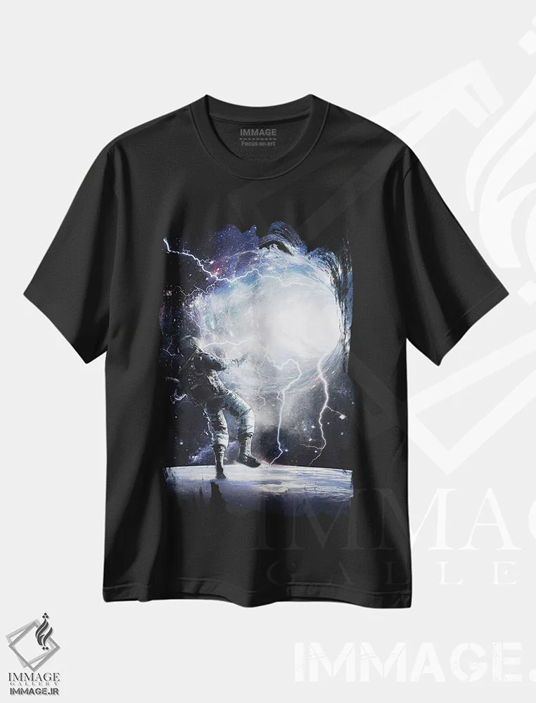تیشرت مشکی طرح دار حفره ای از رعد و برق و فضانورد، عکاسی ترکیبی اثر جن زد | فروشگاه ایماژ