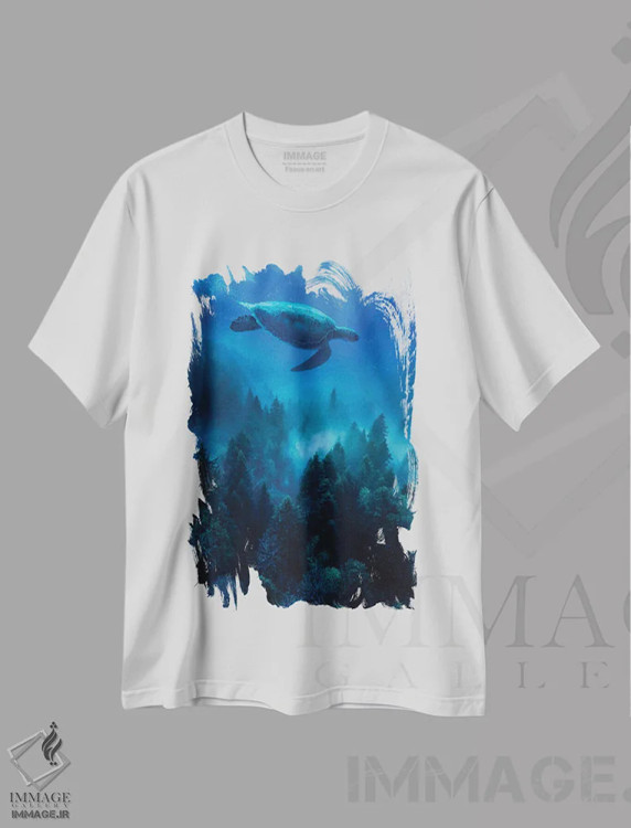 تیشرت سفید طرح دار لاک پشت دریایی بر فراز درختان جنگلی شنا می کند، عکاسی ترکیبی اثر جن زد | فروشگاه ایماژ