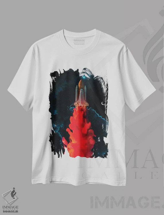 تیشرت سفید طرح دار پرتاب راکت جوهری قرمز در شب آبی، عکاسی ترکیبی اثر جن زد | immage.ir