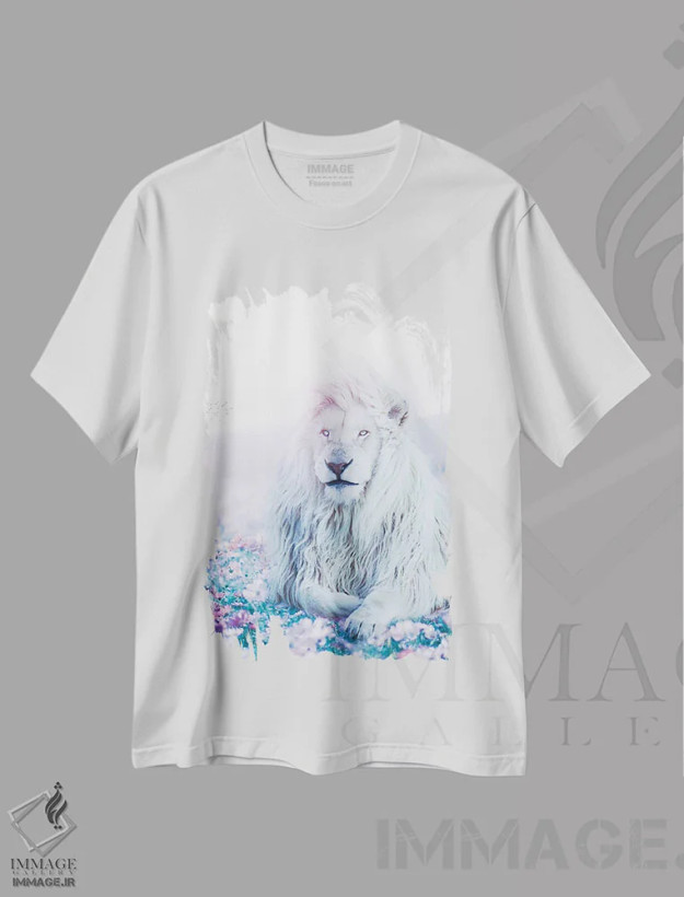 تیشرت سفید طرح دار کیمبا شیر سفید در میان گل های چمنی، عکاسی ترکیبی اثر جن زد | فروشگاه ایماژ