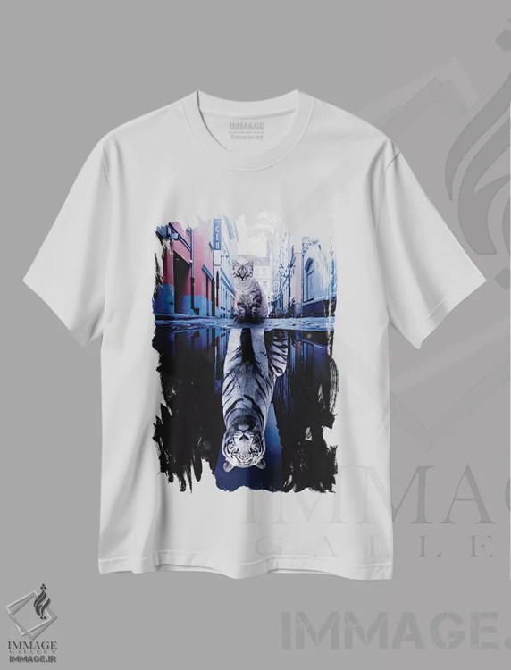 تیشرت سفید طرح دار تصویر بچه گربه و ببر سفید بزرگ در آینه آب شهر، عکاسی ترکیبی اثر جن زد | فروشگاه ایماژ