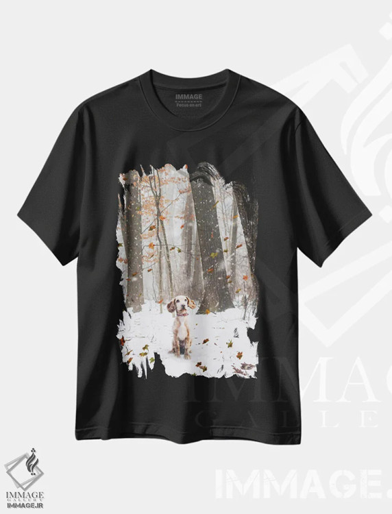 تیشرت مشکی طرح دار سگ کوچکی زیر برف و برگ های پاییزی ایستاده است، عکاسی ترکیبی اثر جن زد | فروشگاه ایماژ