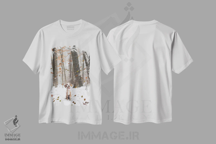 تیشرت سفید طرح دار سگ کوچکی زیر برف و برگ های پاییزی ایستاده است، عکاسی ترکیبی اثر جن زد | immage.ir