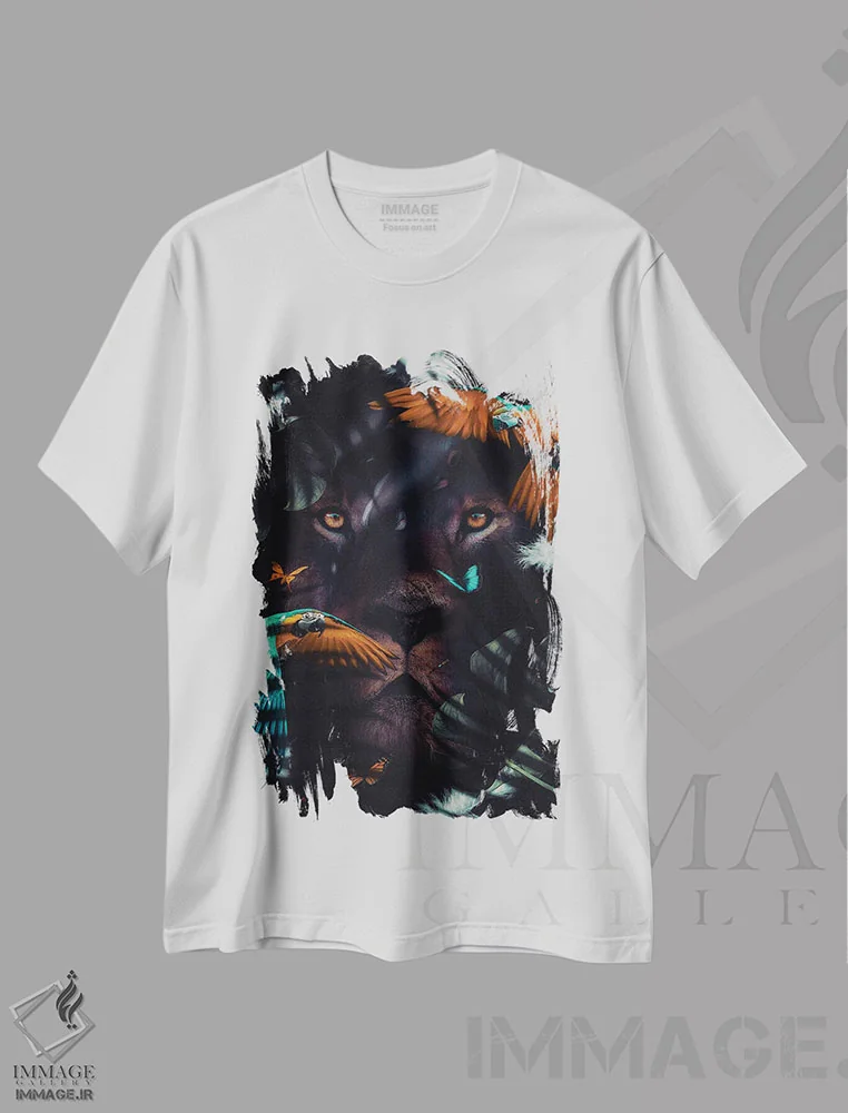تیشرت سفید طرح دار پرتره شیر و طوطی ها در جنگل، عکاسی ترکیبی اثر جن زد | immage.ir