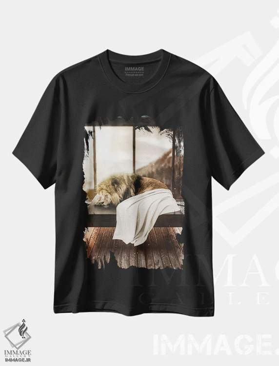 تیشرت مشکی طرح دار شیر در حال چرت زدن و خوابیدن، عکاسی ترکیبی اثر جن زد | immage.ir