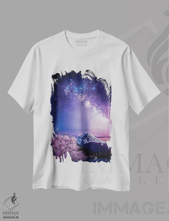 تیشرت سفید طرح دار کوه فوجی، راه شیری بنفش و درخت شکوفه گیلاس، عکاسی ترکیبی اثر جن زد | فروشگاه ایماژ