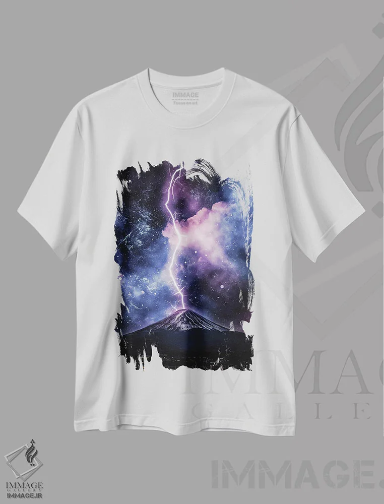 تیشرت سفید طرح دار کوه فوجی و رعد و برق شبانه، عکاسی ترکیبی اثر جن زد | immage.ir