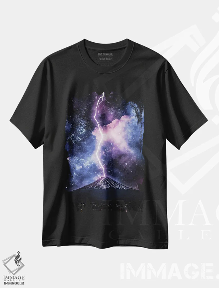 تیشرت مشکی طرح دار کوه فوجی و رعد و برق شبانه، عکاسی ترکیبی اثر جن زد | فروشگاه ایماژ