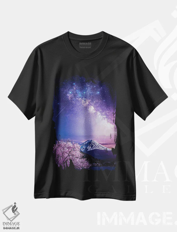 تیشرت مشکی طرح دار کوه فوجی، راه شیری بنفش و درخت شکوفه گیلاس، عکاسی ترکیبی اثر جن زد | immage.ir