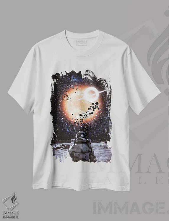 تیشرت سفید طرح دار فضانورد روی ماه و خورشید سیاه چاله ای، عکاسی ترکیبی اثر جن زد | فروشگاه ایماژ